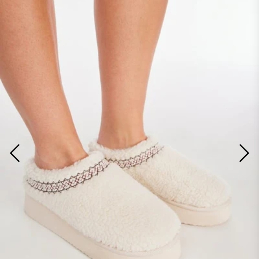 Shoe Dazzle Cozy Cream Fuzzy Slippers - Picture 2 of 5